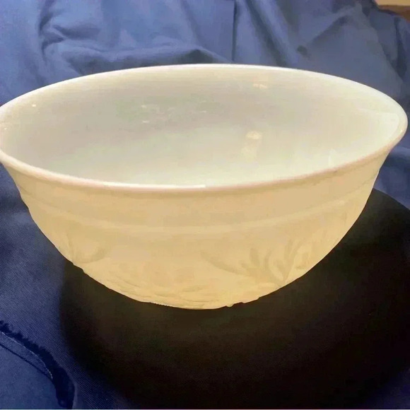 "Anchor Hocking Sandwich Ivory Glass Punch Bowl - Vintage Embossed Floral Design - Picture 1 of 3